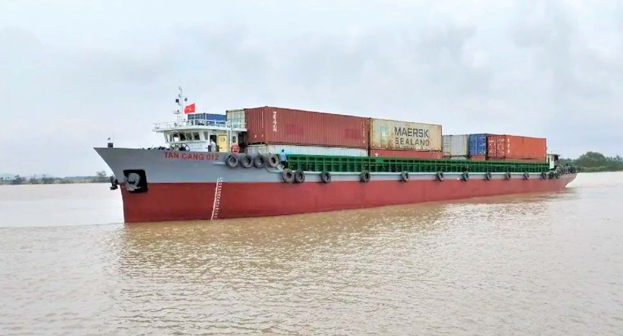Phương tiện vận chuyển container tuyến vận tải đường thủy nội địa ICD Quế Võ - Hải Phòng.
