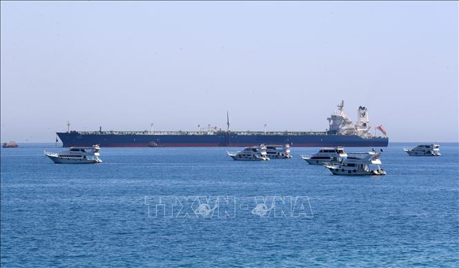 A ship moves through the Suez Canal, Egypt. Photo: THX/TTXVN